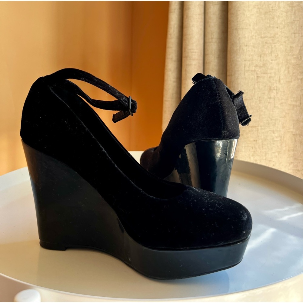 Platforms with ankle straps